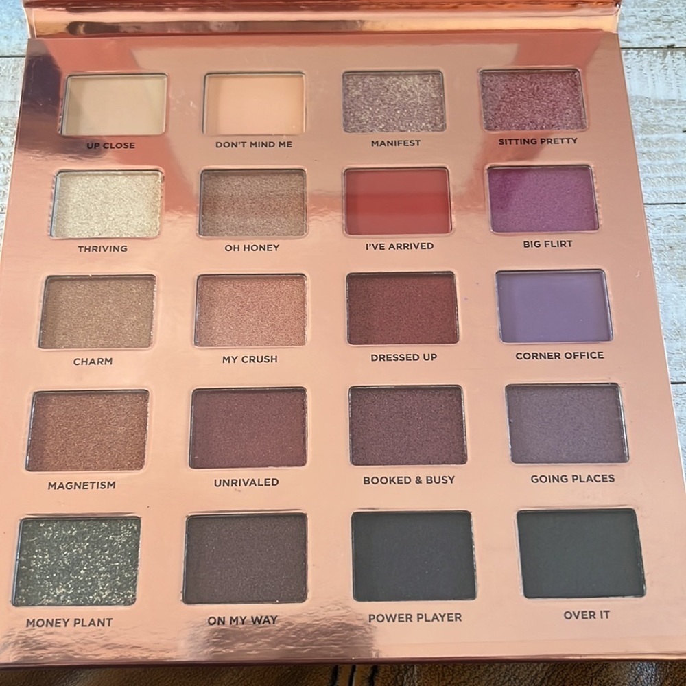 ICONIC Eye Shadow Palette!
